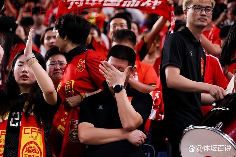 沈阳球迷向佩兰赠送“航母” 望国足从福地扬帆 沈阳球迷向佩兰赠送“航母” 望国足从福地扬帆