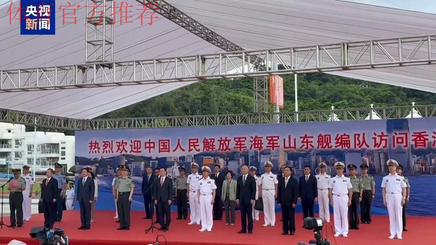 沈阳球迷向佩兰赠送“航母” 望国足从福地扬帆 沈阳球迷向佩兰赠送“航母” 望国足从福地扬帆